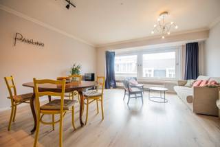 TE KOOP OOSTENDEVernieuwd / instapklaar appartement met 2 slaapkamers op de 4e v (lift)INDELING:• Inkom, nachthal, lichtrijke woonkamer, ingerichte...