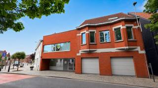 Dit gezellige appartement verwelkomt u via een aangename en ruime inkomhal met gastentoilet. Het appartement is voorzien van een lichtrijke woonkamer met open keuken, voorzien van kookplaat, dampkap, koelkast en oven. Aansluitend vindt u een handige ingerichte berging/wasplaats, ideaal voor extra opbergruimte.<br /><br />De badkamer is voorzien van een ligbad met douchefunctie en een dubbel lavabomeubel. Verder zijn twee ruime slaapkamers aanwezig. Aan de achterzijde van het appartement ligt een ruim terras – een fijne plek om rustig te genieten van het buitenleven.<br /><br />Op het gelijkvloers ligt een mooie ruime garage met automatische poort.<br />Er is geen lift aanwezig. <br /><br />Beschikbaar vanaf <strong>1 oktober 2026! </strong><br />Geen gemeenschappelijke kosten.<br /><br />De ligging is een grote troef: het appartement bevindt zich in het centrum van Rumbeke, met diverse winkels en voorzieningen op wandelafstand. Bovendien is er een vlotte verbinding met de autostrade, wat het woon-werkverkeer erg gemakkelijk maakt.<br /><br /><u>Geïnteresseerd in dit appartement?</u><br />Bezoek www.dicasa.be, klik op het pand van uw keuze en vul via de knop “Ik ben kandidaat” kort uw profiel in.<br />Wij nemen vervolgens contact met u op voor een bezichtiging. Telefonisch afspraken maken is niet mogelijk.