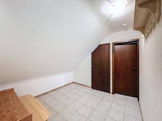 Dit aangename appartement is gelegen op de derde verdieping (zonder lift) van een rustig gebouw aan de rand van het centrum van Ninove.Via de...