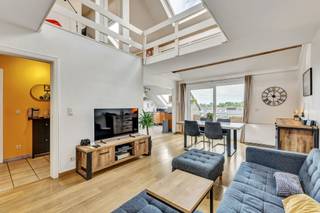 <p>Nabij het centrum van Ninove bevindt zich dit gezellige en charmante dakappartement. Winkels, scholen en openbaar vervoer bevinden zich op een boogscheut. Bovendien geniet het appartement van een uitstekende ligging nabij de belangrijkste verbindingswegen richting Aalst, Brussel en omliggende gemeenten.</p><p>Het appartement omvat een inkomhal, apart toilet, een gezellige living met eetplaats en salon, een keuken en een praktische berging/wasplaats, badkamer. Daarnaast beschikt men over een <strong>tweede private berging</strong>, gelegen aan de gemeenschappelijke hal.</p><p>Een absolute troef is de <strong>charmante mezzanine</strong>, die momenteel ingericht is als bureauruimte, maar eveneens perfect dienst kan doen als hobby-, lees- of polyvalente ruimte.</p><p>Extra troeven: Verwarming op accumulatie – Buitenschrijnwerk in hout en pvc met dubbele beglazing – Airconditioning aanwezig – <strong>GEEN RENOVATIEPLICHT</strong>.</p>