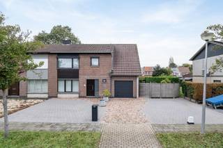 Vandaag nemen we je mee naar deze halfopen bebouwing in het rustige Puurs-Sint-Amands, gelegen in een doodlopende straat.We komen binnen via de...