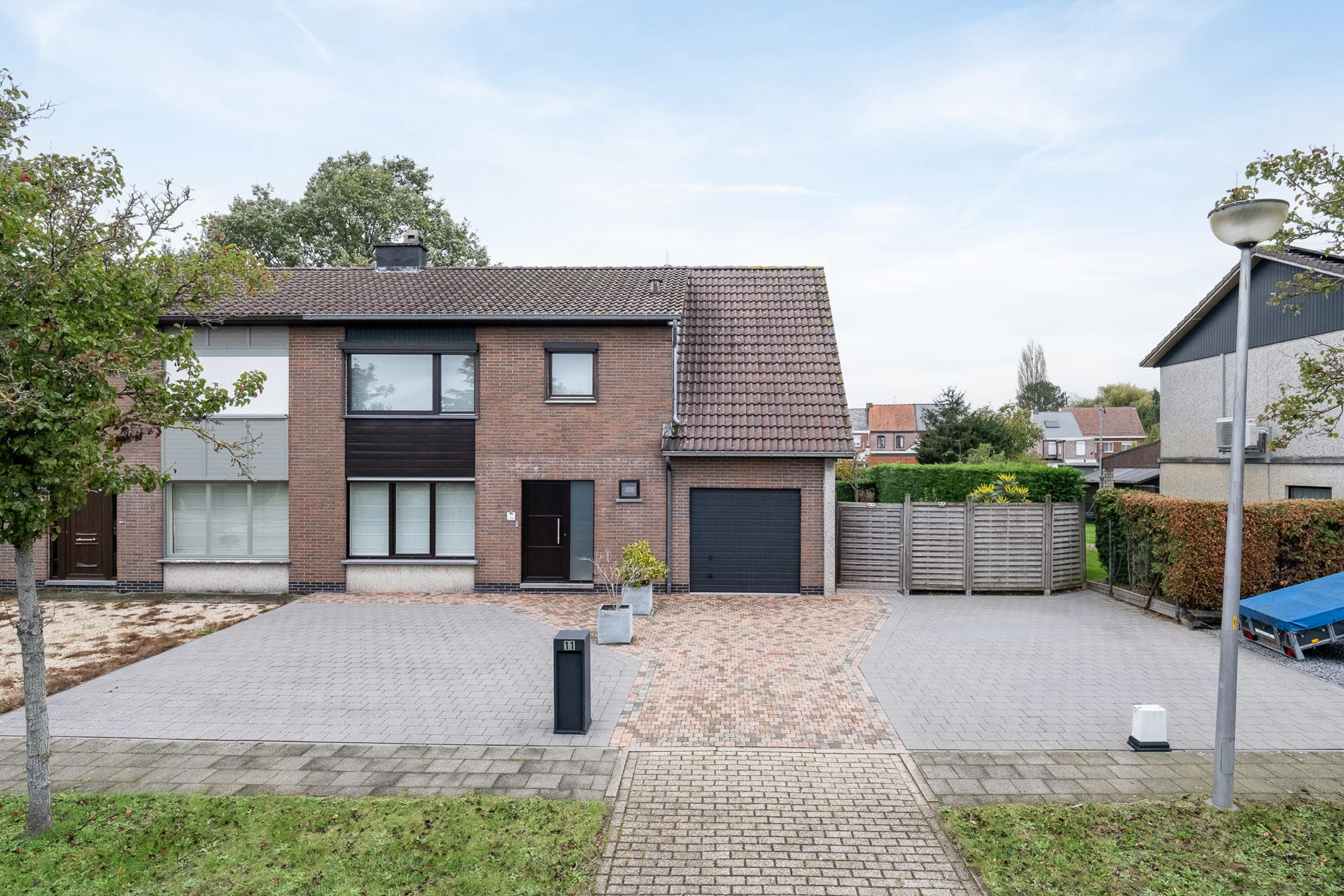 Halfopen bebouwing met aangename tuin en garage - foto 1