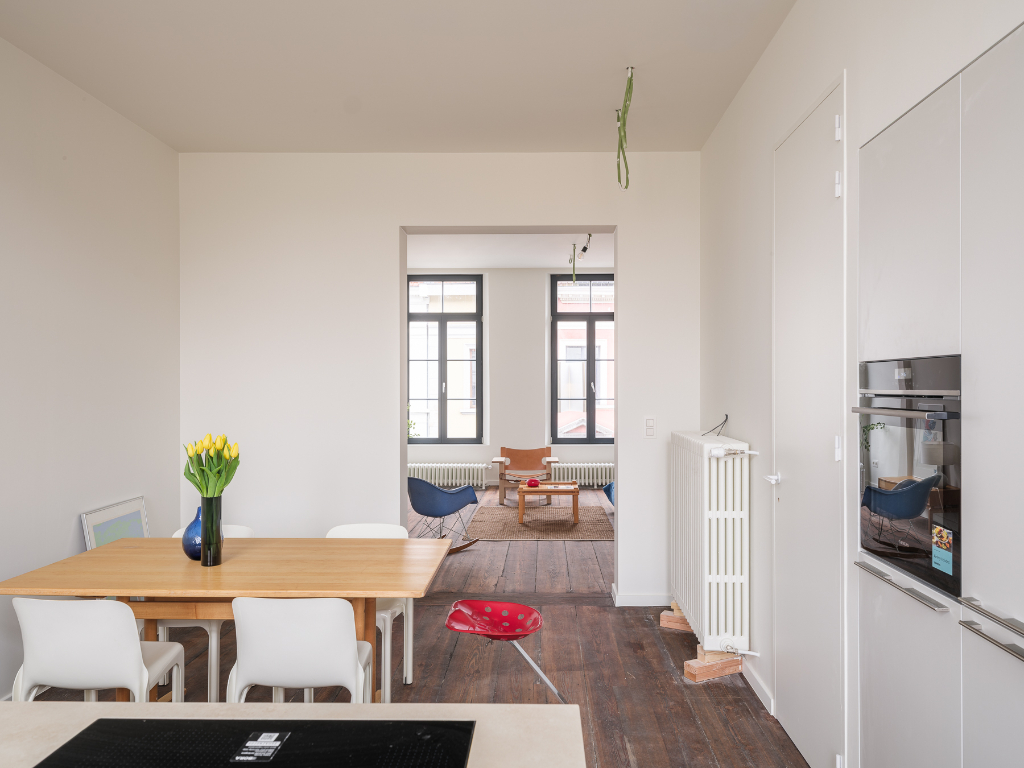 Gerenoveerd tweeslaapkamerappartement met zonnig terras in een voormalige herenwoning, nabij het historisch centrum van Gent. - foto 5