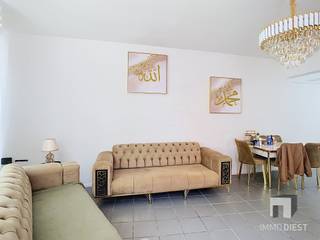 <p><span>Ontdek dit handelspand met woonst en 5 garages in Diest! Met een totale oppervlakte van 97m² biedt dit pand mogelijkheden voor diverse commerciële doeleinden.</span></p><p><span> </span></p><p><span>**Belangrijkste kenmerken van het pand:**</span></p><p><span> </span></p><p><span>1. **Ruimte**: Met een oppervlakte van 97m², biedt dit pand ruimte voor diverse commerciële activiteiten. De grote etalages zorgen voor een uitstekende zichtbaarheid en natuurlijke lichtinval.</span></p><p><span> </span></p><p><span>2. **Garages**: Het pand beschikt over maar liefst 5 garages, een zeldzaamheid in het centrum van de stad. Dit biedt niet alleen parkeergelegenheid, maar kan ook dienen als opslagruimte.</span></p><p><span> </span></p><p><span>3. **Flexibele indeling**: De ruime en open opzet van het pand maakt het gemakkelijk aan te passen aan uw specifieke behoeften en wensen. U kunt de ruimte naar eigen inzicht inrichten en optimaliseren.</span></p><p><span> </span></p><p><span>4. **Functionele voorzieningen**: Het pand is voorzien van radiatoren voor verwarming en een goed uitgeruste badkamer met moderne voorzieningen. Dit zorgt voor een comfortabel verblijf voor zowel u als uw medewerkers.</span></p><p><span> </span></p><p><span>5. **Strategische ligging**: Gelegen in een drukke straat van Diest, biedt dit pand een uitstekende toegankelijkheid en zichtbaarheid. Uw bedrijf zal profiteren van de levendige omgeving en de nabijheid van andere lokale ondernemingen.</span></p><p><span> </span></p><p><span>EPC: C</span></p><p><span>Asbestveilig.</span></p><p><span> </span></p><p><span>Dit pand is een uitstekende gelegenheid voor ondernemers die op zoek zijn naar ruimte en een goede locatie in Diest. </span></p><p><span> </span></p><p><span>Neem vandaag nog contact met ons op voor meer informatie of een bezichtiging!</span></p><p><span>Bel Immo Diest: 013 31 25 22.</span></p>