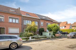 <p>Op zoek naar een instapklare woning met aangename leefruimtes, een gezellige tuin en voldoende ruimte voor het hele gezin? Dan is deze charmante woning zeker een bezoek waard. Dankzij de praktische indeling, de ruime kamers en de verschillende bergruimtes biedt de woning heel wat comfort en mogelijkheden.</p><p> </p><p>Bij het binnenkomen wordt u verwelkomd in een ruime inkomhal met vestiaire en een afzonderlijk toilet. De inkomhal zorgt meteen voor een aangename eerste indruk en biedt voldoende plaats voor jassen en schoenen.</p><p>De woonkamer vormt het hart van de woning en beschikt over een gezellige cassette, die zorgt voor extra sfeer tijdens de koudere maanden. Dankzij de aangename oppervlakte is er voldoende ruimte voor zowel een comfortabele zithoek als een eetplaats.</p><p>Aansluitend bevindt zich de volledig geïnstalleerde keuken. De keuken is praktisch ingericht met voldoende werk- en opbergruimte. Vanuit de keuken is er rechtstreeks toegang tot de aangrenzende berging, wat zorgt voor extra praktische opbergruimte.</p><p>Een absolute troef is de rechtstreekse toegang vanuit de keuken naar de gezellige, zonnige tuin. Het terras vormt de ideale plek om buiten te genieten, terwijl de tuin voldoende ruimte biedt voor ontspanning, spelende kinderen of gezellige momenten met familie en vrienden.</p><p> </p><p>Op de eerste verdieping bevinden zich twee ruime slaapkamers. Eén van de kamers beschikt bovendien over een ingebouwde kast, wat zorgt voor extra opbergruimte. De nachthal geeft verder toegang tot de badkamer, ingericht met een douche in bad, een aparte bureauruimte en een bijkomende berging.</p><p>De tweede verdieping biedt nog een ruime derde slaapkamer. Deze kamer beschikt over maar liefst twee afzonderlijke bergingen/dressingruimtes, waardoor er hier bijzonder veel mogelijkheden zijn voor kleding, hobby's, administratie of extra stockage.</p><p> </p><p>De woning is instapklaar en werd doorheen de jaren goed onderhouden. Zo werd de keuken vernieuwd in 2008 en werd in datzelfde jaar ook het dak vernieuwd en geïsoleerd. Daarnaast beschikt de woning over rolluiken en vliegenramen, wat bijdraagt aan het dagelijks wooncomfort.</p><p> </p><p>Een instapklare woning met een gezellige buitenruimte en een uitstekende basis om er meteen uw thuis van te maken.</p>