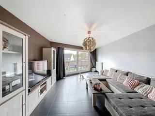 Dit ruime duplex appartement in de Herlegemstraat is de ideale uitvalsbasis voor wie comfortabel wil wonen nabij de stad. De eerste verdieping van...