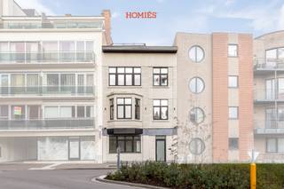 Dit gerenoveerde herenhuis in het centrum van Leuven vormt een zeldzame combinatie van karakter, comfort en doordachte moderniteit. Op...