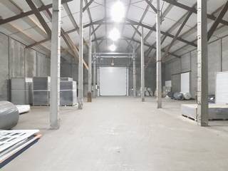 Magazijn/productieruimte van ca. 2.577m² met ruime parking te Oostrozebeke.Specificaties:- vloeroppervlakte van ca. 2.577m²- gepolierde...
