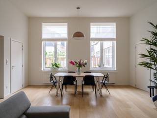 🏡 <strong>Stijlvol appartement van 170m² in authentiek herenhuis – hartje centrum Gent (Kortedagsteeg 27)</strong><br />In het bruisende centrum van Gent bevindt zich dit ruime en lichtrijke appartement op de 1e verdieping van een karaktervol herenhuis. Een uitzonderlijke ligging op wandelafstand van de Kouter, Vooruit, het vernieuwde Wintercircus, gezellige horeca, winkels en openbaar vervoer.<br /><br />💶 <strong>Huurprijs:</strong> €1.900/maand<br />• €80/maand algemene kosten<br />• Optionele garage: €150/maand<br />• Individuele tellers voor EGW<br />📅 Beschikbaar vanaf 1 augustus 2026 (evt. vanaf 1 juli bespreekbaar)<br /><br />📐 <strong>Indeling:</strong><br />Inkomhal met vestiaire en apart toilet, ruime en lichte living met parketvloer en authentieke schouw, volledig ingerichte keuken met alle toestellen, praktische berging, bureau of 3e slaapkamer met directe toegang via de living en zicht op het terras, nachthal, 2 volwaardige slaapkamers met parket en gordijnen, ruime badkamer met grote douche, ligbad, dubbele lavabo en toilet, en een zeer ruim terras met houten planken.<br /><br />🌟 <strong>Extra troeven:</strong><br />Dit appartement combineert authentieke charme met hedendaags comfort: karaktervolle elementen zoals de schouw en hoge plafonds, veel natuurlijke lichtinval en een warme, elegante afwerking. Het ruime houten terras vormt een echte buitenoase midden in de stad. De indeling is flexibel met mogelijkheid tot 3 slaapkamers of bureau, ideaal voor wie wonen en werken wil combineren. De optionele garage in het centrum is een absolute meerwaarde. Alles bevindt zich op wandelafstand, waardoor dit een unieke woonplek is in het hart van Gent.<br /><br />👤 Ideaal voor koppel, alleenstaande of jong gezin<br />📄 Domicilie verplicht – geen huisdieren gewenst<br /><br />📞 Interesse of bezoek? tine@tvevastgoed.be – 0474 97 00 22