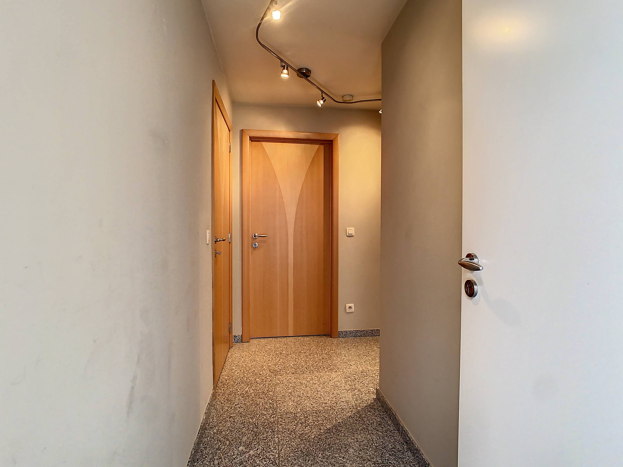 Lichtrijk 2-slaapkamerappartement met terras - foto 2