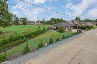 RUSTIG GELEGEN BOUWGROND VOOR OPEN BEBOUWING IN GROTE-SPOUWEN<br /><br /><span>*** Bekijkt u deze woning via een aanverwante website? Surf dan naar </span>https://matisimmo.be/nl/aanbod/4435956/bouwgrond-te-koop-in-3740-bilzen-hoeselt<span>en klik op volgende link voor het INTERACTIEF GRONDPLAN: </span><span>https://grondplan.matisimmo.be/grondplan/?map=HoeseltHerderenweg3BG</span><span> ***</span><br /><br />Deze bouwgrond is gelegen aan de Herderenweg 1 te Grote-Spouwen, een deelgemeente van Bilzen. Alle basisvoorzieningen zoals de winkel en de school zijn in het dorp op wandelafstand bereikbaar. Dankzij de gunstige ligging bevinden zowel het gezellige stadscentrum van Bilzen als de op- en afritten van de autosnelweg zich op minder dan 10 minuten rijden.<br /><br />Totale oppervlakte: 5a 60ca.<br />Het perceel beschikt over een straatbreedte van 16 meter en een diepte van 35 meter.<br />De bouwdiepte bedraagt 15 meter op het gelijkvloers en 11 meter op de verdieping.<br />De bouwbreedte bedraagt 10 meter.<br /><br /><u>Er zijn onder meer volgende verkavelingsvoorschriften van toepassing:</u><br />Hoofdbestemming: ééngezinswoning of zorgwoning;<br />Nevenbestemming: kantoorfunctie, vrije beroepen en diensten;<br />Dakvorm: hellend dak met een maximale dakhelling van 45° en een maximale nokhoogte van 7,50 meter;<br />Aantal bouwlagen hoofdgebouw: 1 volwaardige bouwlaag;<br />Om voldoende tuinoppervlakte te behouden achter de woning worden er geen bijgebouwen toegestaan;<br /><br />Voor meer informatie omtrent deze bouwgrond kan u vrijblijvend contact opnemen met ons kantoor via 089/44.00.00 of info@matisimmo.be.<br /><br /><em>Bestuursmaatregelen in het maatregelenregister: nee</em>