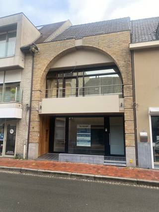 Te koop in casco handelspand met kelder, binnenkoer, ruime garage met berging en een zolder.De garage geeft uit op de Paardemarkt.Voor meer info en...