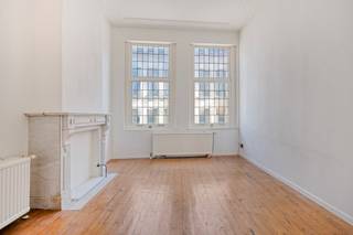 La maison à vendre avec quatre chambres et un grand jardin de ville à rafraîchir est située dans un quartier populaire de la Lange Leemstraat. Il s'agit d'un emplacement très central à proximité du quartier vert, de Zurenborg, de la gare de Berchem et d'autres routes d'accès principales. DispositionLa maison est actuellement divisée en deux appartementssous-sol spacieuxrez-de-chaussée :- hall d'entrée- espace de vie- cuisine ouverte avec coin repas- salle de bain- Jardin urbain de 50 m² orienté sudpremier étage :- salle de bain- cuisine (peut être convertie en chambre)- deux chambresdeuxième étage :- deux chambresLoft avantages :- emplacement idéal- peut être fini à votre goût- le jardin est également accessible par une porte d'entrée séparée côté rueCe bien est proposé à la vente au prix demandé de 749 000 euros.Vous êtes intéressé par un appartement ou une maison à vendre à Anvers ? N'hésitez pas à nous contacter. Si vous souhaitez proposer votre propre propriété à la vente, veuillez nous contacter pour une estimation gratuite, par téléphone au 03/206.76.76 ou par e-mail à antwerpen@dewaele.com.CPE : 382 kWh/m²CPE : 275 kWh/m²Registre des mesures: non