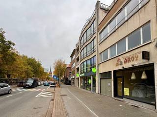 Renovatieproject of vergunde nieuwbouw over de Kroon, uitzicht over kerkplein(parking), bij het park. Ideale ligging over open ruimte met DE...