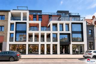 <p><strong>Rijselstraat 14, 8930 Menen</strong> – via <strong>ERA DOMUS</strong></p>
<p>Ontdek deze <strong>uitstekende commerciële opportuniteit</strong> in het hart van Menen! In de moderne <strong>residentie BELRIO</strong> bieden wij een <strong>casco handelspand van 200 m²</strong> aan, ideaal voor een ambitieus HORECA-concept of andere commerciële invulling.</p>
<p>&#127807; Wat deze locatie uniek maakt:</p>
<ul><li><strong>70 m² terras</strong> met prachtig uitzicht op een <strong>groene, toegankelijke binnentuin</strong></li><li>Volledig <strong>nieuwbouwpand</strong>: casco afwerking geeft u alle vrijheid om naar eigen stijl in te richten</li><li>Gelegen op een <strong>zichtlocatie in de Rijselstraat</strong>, nabij centrum Menen en vlotte bereikbaarheid</li><li>mogelijkheid tot huren <strong>garages.</strong></li><li><strong>verhuur onder btw stelsel (21%)</strong></li></ul>
<p>&#127919; <strong>Ideaal voor horeca-uitbaters</strong> die op zoek zijn naar een unieke setting, centraal gelegen met veel potentieel.</p>
<p>&#128222; Interesse? Neem contact op met <strong>ERA DOMUS</strong> voor meer info of een bezichtiging.</p>
<p>&#128073; Grijp deze kans en zet uw zaak op de kaart in Menen!</p>