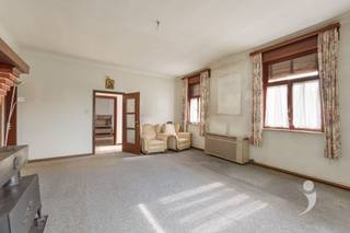 <p><span>Completely to be renovated house with garage and spacious shed on a central location near the center of Tildonk.</span></p><p><span> </span></p><p><span> </span></p><p><span> </span></p><p><span> </span></p><p><span>The house comprises an entrance hall providing access to the living space with rear kitchen. To the right there is a separate dining room. Adjacent to the kitchen we find a basement with upstairs room, currently arranged as a bedroom. Furthermore, the house has a bathroom and an additional bedroom.</span></p><p><span>Through the kitchen we reach an additional room that can serve as an additional living or hobby room. From here there is access to the attic as well as to the garage with shed behind. The generous attic offers opportunities to create several rooms.</span></p><p><span>The garage connects to the large shed, which like the rest of the property requires a complete renovation but offers exceptional space and potential. Ideal for self-employed persons in need of storage or workspace. The shed is also equipped with a gate.</span></p><p><span>Important:</span><span> The property currently has </span><span>very limited</span><span> outdoor space. The land to the left of the home </span><span>is not</span><span> part </span><span> of this sale. Part of the current patio is on neighbor's land.</span></p><p><span>Interested in this versatile renovation opportunity?<br />Contact us at </span><span>016 15 31 15</span><span> or </span><span> info@immolivit.be.</span></p>