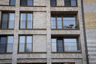 <p><span>Eigentijds en Luxueus licht appartement - studio met ruim Noord - Oost terras op het Eilandje en op 10 minuten fietsen van het centrum.</span></p><p><span>Rustig gelegen hoek appartement op de eerste verdieping van een laag gebouw. Je komt binnen in de zonnige sfeervolle leefruimte, parketvloer en een aangenaam slaapgedeelte.</span></p><p><span>Een volledig geïnstalleerde half open keuken voorzien van alle toestellen. Dé troef van dit appartement? Het gezellige terras met prachtig vergezicht op groen en zijdelings zicht op de haven, "het Kempisch dok", waar u rustig kan genieten van het zonnetje.</span></p><p><span>De ruime badkamer is uitgerust met een dubbele wastafel en douchecabine met afgescheiden toilet. Aangrenzend heeft men nog een ruime berging waar de aansluiting zich bevindt voor wasmachine en droogkast.</span></p><p><span>Het betreft een hoogwaardig afgewerkte studio voorzien van alle luxe en comfort.</span></p><p><span>Op -1 heeft men nog een autostaanplaats ter beschikking aan €100 p/mnd.</span></p><p><span>Bijzonderheden:</span></p><p><span>-terras met prachtig zicht.</span></p><p><span>-</span><span>pand wit opgeschilderd.</span></p><p><span>-gordijnrails voorzien.</span></p><p><span>-opbouw armaturen met led spots.</span></p><p><span>-vloerverwarming.</span></p><p><span>-vaste kosten 90 euro p/mnd.</span></p><p><span> </span></p>