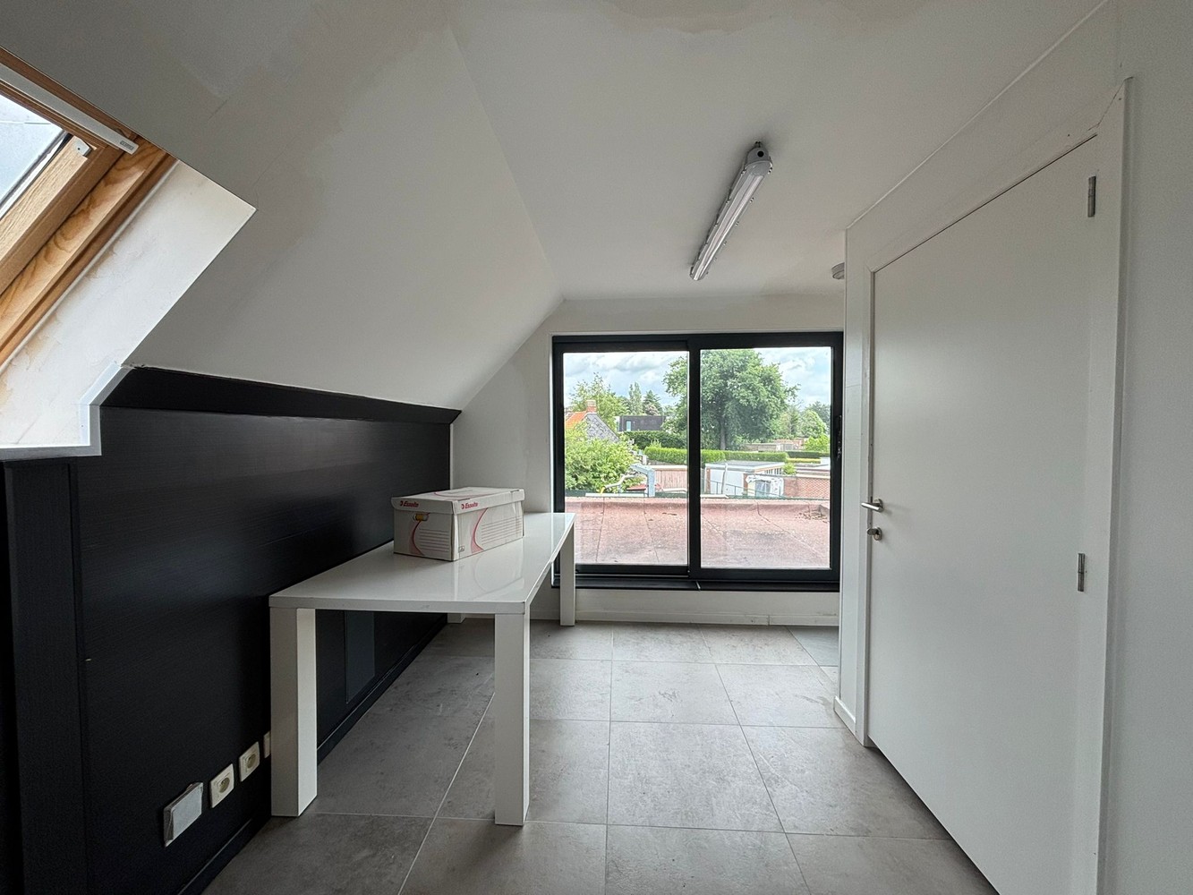 Commercial for rent in Emblem - photo 3