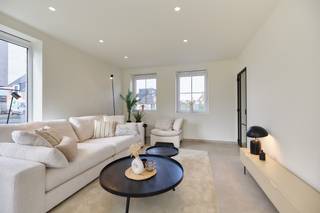 Hectaar bouwt deze moderne en energiezuinige nieuwbouwwoning in het landelijke Malderen. Gelegen op een centrale locatie tussen Buggenhout en Londerzeel, bevindt de woning zich op wandelafstand van het station en het openbaar vervoer. Daarnaast vindt u in de directe omgeving tal van voorzieningen zoals een bakkerij, slagerij, scholen en grootwarenhuizen.<br /><br />Deze ruime woning is gelegen op een perceel van 5a90ca en biedt een functionele indeling met lichtrijke en open leefruimtes<br /><br />Gelijkvloers: Inkomhal met gastentoilet, ruime leefruimte met open keuken (43m²), berging/wasruimte, inpandige garage<br />Verdiep: Nachthal met apart toilet, Drie slaapkamers (14m² - 13,3m² - 10,2m²), badkamer met ligbad, douche en dubbel lavabomeubel<br />Ruime zolder die tal van mogelijkheden biedt.<br /><br />Als extra troef bepaalt u zelf de volledige afwerking van de woning in samenspraak met onze partnerleveranciers, volledig naar uw eigen smaak en stijl.<br /><br />Energiezuinig en duurzaam wonen:<br /> - Energiezuinig wonen<br /> - Vloerverwarming op het gelijkvloers<br /> - Zonnepanelen<br /> - Grote ruimtes met veel lichtinval<br /> - Regenwaterput aangesloten op toiletten, wasmachine en buitenkraan<br /><br />Bent u op zoek naar een energiezuinige en instapklare woning die u volledig naar uw wensen kunt afwerken? Neem snel contact op voor meer informatie of plan een afspraak in op ons kantoor te Asse. Plannen zijn terug te vinden op www.hectaar.be