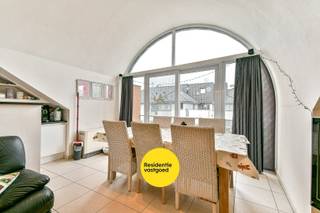 Dit lichtrijk dakappartement bevindt zich op een toplocatie, pal in het centrum van Gistel, op wandelafstand van winkels, horeca en openbaar...