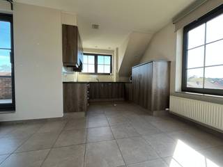 <strong>Instapklaar dakappartement met ruim terras, carport en autostaanplaats 🏡</strong><br /><br />Dit volledig afgewerkte dakappartement (V2) biedt comfortabel wonen op een rustige locatie, met een vlotte verbinding naar de autostrades.<br />Dankzij de afwerking conform de EPB-normen geniet u bovendien van een energiezuinig appartement.<br /><br />Het appartement is volledig geschilderd en voorzien van alle lichtarmaturen, waardoor het meteen instapklaar is.<br /><br /><strong>Indeling:</strong><br />De inkomhal geeft toegang tot alle ruimtes van het appartement. De woonkamer vormt samen met de keuken een aangename leefruimte, met een gezellige zithoek en directe toegang tot het mooie, ingesloten en ruime terras aan de voorzijde. ☀️<br /><br />De moderne keuken is volledig geïnstalleerd en voorzien van voldoende kastruimte en toestellen, waaronder een keramische kookplaat met dampkap, koelkast en vaatwasser.<br /><br />Verder beschikt het appartement over een aparte berging met aansluitingen voor wasmachine en droogkast.<br /><br />De badkamer is ingericht met een ligbad in combinatie met douche, een badmeubel met lavabo en een toilet.<br /><br />Er is één ruime slaapkamer met toegang tot een praktische zolderberging.<br /><br /><strong>Extra troeven:</strong><br />- Privatieve ruime kelderberging (nr. 5)<br />- Carport en autostaanplaats achteraan het gebouw 🚗<br />- Gemeenschappelijke fietsenberging 🚲<br /><br /><strong>Gemeenschappelijke kosten: €10/maand</strong><br /><br />Interesse?<br />Een bezichtiging is mogelijk op afspraak. Neem gerust contact met ons op voor meer informatie. 📞