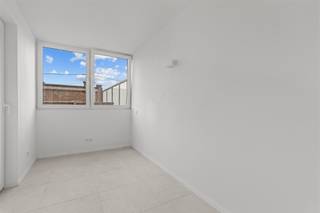 Appartement rénové au premier étage avec label EPC A ! Cet appartement est accessible par des escaliers et est aménagé comme suit : - Hall d'entrée...