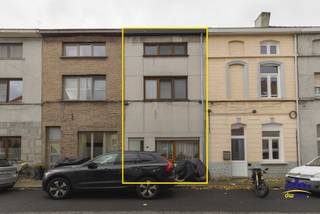 <span><strong>Rustig gelegen, met vlotte verbinding naar Gent en alle invalswegen!</strong></span><br /><span>Op zoek naar een woning met ruimte en mogelijkheden? Ontdek deze rijwoning in de Heidestraat 12 te Gentbrugge!</span><br /><span>De woning beschikt over <strong>4 slaapkamers</strong> en biedt heel wat ruimte voor gezinnen of voor wie graag een extra bureau of hobbykamer heeft.</span><br /><span>Dankzij de <strong>dubbele beglazing en de nieuwe vloeren</strong> zijn er al enkele interessante verbeteringen uitgevoerd.</span><br /><span>Achteraan bevindt zich een kleine koer, ideaal om even buiten te zitten en van een rustig moment te genieten.</span><br /><span>De woning ligt in een rustige omgeving en is toch vlot bereikbaar via de belangrijkste invalswegen. Een praktische ligging voor wie in Gent of de omliggende gemeenten werkt.</span><br /><span><strong>De troeven</strong></span>
<ul>
<li><span><span>4 slaapkamers</span></span></li>
<li><span><span>Kleine koer</span></span></li>
<li><span><span>Dubbele beglazing</span></span></li>
<li><span><span>Nieuwe vloeren</span></span></li>
<li><span><span>Rustige ligging</span></span></li>
<li><span><span>Goede bereikbaarheid</span></span></li>
<li><span><span>Gelegen in Gentbrugge</span></span></li>
</ul>
<strong><span><span>STARTPRIJS BIEDEN VANAF €285.000 </span></span></strong><br /><span>Interesse? Neem vandaag nog contact op met Aurélie 0494/80.77.88 voor meer informatie en plan een bezoek in op onze bezoekdag op 25 Oktober van 10u -12u ENKEL OP AFSPRAAK</span><br />