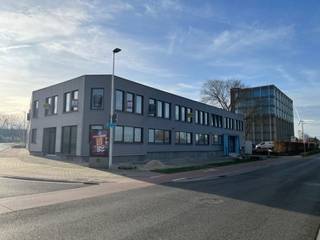 Bent u op zoek naar een goed gelegen en veelzijdige bedrijfsruimte die zowel functioneel als strategisch is?Dit volledig gerenoveerde industriële...