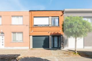 <p>Instapklare gesloten woning in het centrum van Burcht met tuin en ruime indeling.</p>

<p>Deze charmante woning in Beveren-Kruibeke-Zwijndrecht combineert een praktische indeling met comfortabele leefruimtes en een aangename tuin van 114 m². Dankzij de instapklare afwerking kan je hier meteen intrekken en genieten van een gezellige thuis in een residentiële woonomgeving. De ruime living en functionele keuken zorgen voor een aangenaam wooncomfort, terwijl de drie slaapkamers voldoende plaats bieden voor een gezin, hobbyruimte of thuiswerkplek. De ligging nabij scholen, winkels en belangrijke invalswegen maakt deze woning extra aantrekkelijk voor wie centraal wil wonen. Bovendien beschikt de woning over een garage en een EPC-label C.</p>

<p>Belangrijkste ruimtes:<br />• Inkomhal (14 m²) met toegang tot de verschillende leefruimtes.<br />• Ruime woonkamer (30 m²) met aangename lichtinval.<br />• Functionele keuken (9 m²) uitgerust met elektrische kookplaat, oven en dampkap.<br />• Praktische wasplaats (9 m²) met aansluitingen voor wasmachine en droogkast.<br />• Badkamer (5 m²) met inloopdouche en wastafel in meubel.<br />• Drie slaapkamers van 17 m², 11 m² en 6 m².<br />• Garage (18 m²) met automatische garagepoort.<br />• Gezellige tuin (114 m²) met terras en tuinhuis.<br />• Kelder (9 m²) als extra bergruimte.</p>

<p>Troeven:<br />• Instapklare woning met praktische indeling.<br />• Ruime tuin van 114 m² met terras en tuinhuis.<br />• Plat dak volledig geisoleerd en vernieuwd.<br />• Nieuwe PVC Ramen, garagedeur + veiligheids deur in PVC.<br />• Centrale ligging nabij scholen, winkels en invalswegen.</p>

<p>Neem vandaag nog contact op met je ERA-makelaar voor een bezoek. JOUW DROOMHUIS. ZO GEVONDEN!</p>
