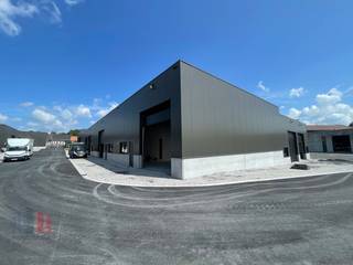 Deze nieuwe KMO-unit van<strong> +/- 157 m²</strong> maakt deel uit van het nieuwbouw state-of-the-art bedrijvenpark ''<strong>MG PARK ARSELA</strong>'' bestaande uit 12 KMO-units. <br /><br />De casco bedrijfsruimte (brandklasse C) heeft een vrije hoogte van 5m en wordt opgebouwd uit een staalconstructie, in combinatie met een betonplint en geïsoleerde sandwichpanelen. De loods is toegankelijk via een automatische sectionale poort (4 m B x 4,2 m H). Daarnaast is de unit uitgerust met een lichtdoorlatend rookluik, polybetonvloer en een geïsoleerd dak. Bovendien is er aanwezigheid van een regenwaterput van 5.000 liter en is het dak voorzien van een draagvermogen voor zonnepanelen: 0,15 kN/m². <br /><br />Aanwezigheid van <strong>1 privatieve parkeerplaats</strong>, met daarnaast ruime parkeergelegenheid op de site. Voorziene beschikbaarheid: in overleg. Fantastisch gelegen langs de bedrijvige Deinsesteenweg, met een vlotte verbinding naar de E17 en E40 en een centrale ligging in Tielt.<br /><br />Contacteer <strong>PANORAMA B2B</strong> voor bijkomende (technische) inlichtingen, plannen of een vrijblijvend plaatsbezoek <strong>050 300 800</strong>.