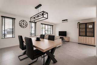In een rustige straat in Oostkamp bevindt zich deze gerenoveerde woning, waar wooncomfort en een gunstige ligging hand in hand gaan. Dankzij de nabijheid van het station, openbaar vervoer, winkels en sportvoorzieningen geniet u hier van een praktische woonomgeving.<br /><br />Via de inkomhal betreden we de woning, die ons leidt naar de ruime en lichtrijke leefruimte met eetplaats. De open indeling en grote raampartijen zorgen voor een luchtig en aangenaam woongevoel. Door het schuifraam baadt de ruimte in natuurlijk licht en vormt deze een naadloze verbinding met de tuin. Aansluitend bevindt zich de volledig uitgeruste keuken, stijlvol ingericht en voorzien van alle comfort voor dagelijks gebruik. Verder beschikt het gelijkvloers over een berging met aansluitingen voor wasmachine en droogkast, evenals een apart gastentoilet. De eerste verdieping beschikt over twee volwaardige slaapkamers en een moderne badkamer met ligbad, inloopdouche, dubbele lavabo, spiegelkast en handdoekdroger. Via een zolderluik kunt u zich begeven tot de zolder.<br /><br />Buiten geniet u van een zuid-oost gerichte, aangelegde tuin, ideaal om de hele dag door van de zon te genieten. Een praktische tuinberging maakt de eigendom compleet.<br /><br />De vermelde prijs is een richtprijs; elk bod, hoger of lager, wordt voorgelegd aan de eigenaar die zich het recht voorbehoudt om dit te aanvaarden of te weigeren.<br /><br />Neem voorsprong met een vrijblijvende, gratis schatting van uw eigendom via:<br />www.residentievastgoed.be/gratisonlineschatten