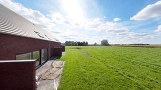 <span><span><span>Prachtig wonen in alle rust en toch dicht bij het centrum van Langemark-Poelkapelle en vlotte verbinding naar steden als Diksmuide, Ieper en Poperinge.<br />Nieuwbouwproject '<strong>De Mangelaar' </strong>is een <strong>unicum op de markt</strong>. De woningen zijn gerealiseerd door ontwikkelaar <strong>Leoliz</strong> </span></span></span><span><span><em>(Nieuwbouwontwikkelaar, die met heel wat ervaring in de bouw, zijn klanten graag persoonlijk begeleidt doorheen het bouwtraject)</em></span></span><span><span><span><span>.</span></span><br /><br /><span>In de ontwerpfase werd de nodige aandacht besteed aan <strong>het ruimtelijke gevoel </strong>in de woning en dit in combinatie met toepassing van energiezuinige technieken en duurzame materialen bekomen we zo een uniek aanbod binnen het nieuwbouwsegment. We kunnen u woningen aanbieden met maar liefst <strong>220m²</strong> aan bewoonbare oppervlakte en er is keuze uit aanbod met <strong>3 tot zelfs 5 ruime slaapkamers</strong>. Wagens krijgen plaats in een inpandige <strong>garage of een ruime carport </strong>gekoppeld aan de woning.</span><br /><br /><span>Er werd gekozen om de woningen af te werken met <strong>vloerverwarming (zowel beneden als boven)</strong>, koppeling met een warmtepomp behoort tot de mogelijkheden. Voor ventilatie werd gekozen voor <strong>systeem D</strong>, dus met warmterecuperatie. In het lastenboek merk je snel op dat de nodige aandacht is besteed om voor de afwerking van de woning te kiezen voor <strong>kwaliteit</strong>. De budgetten vooropgesteld voor badkamer, keuken en vloeren dekken ruim de noden en kunnen op heden nog volledig verder gepersonaliseerd worden. </span><br /><br /><span>Het project 'De Mangelaar' zal in verschillende fases gebouwd worden, iedere fase gekenmerkt door een eigen opleveringsdatum.<br />Op heden zijn de werken gestart voor woning 1 en 2 (koppelwoningen langs de Mangelaarstraat).</span><br /><span>Het project zal vervolgens verder gerealiseerd worden met 2 rijwoningen en 4 halfopen bebouwingen met als kers op de taart <strong>één alleenstaande villa</strong> op een perceel van maar liefst <strong>726m²</strong>.</span><br /><br /><u><strong><span>Groen wonen:</span></strong></u><br /><span>De woningen zijn allen gebouwd volgens de <strong>BEN</strong>-normering, vanuit de vergunning dient een energielabel bekomen te worden lager dan E25. Dit betekent ook dat u een <strong>korting geniet van 50% op uw onroerende voorheffing gedurende de eerste 5 jaar.</strong> In samenspraak met de bouwheer kan echter ook een volledige vrijstelling bekomen worden, mits enkele extra aanpassingen bovenop de standaard (extra zonnepanelen,…).</span><br /><br /><strong><u>Troeven van deze woning:</u></strong></span></span>
<ul>
<li><span><span><span><span><span><span><span><span><span><span><span><span>Woningen met 5 <strong>ruime</strong> slaapkamers (één slaapkamer op het gelijkvloers);</span></span></span></span></span></span></span></span></span></span></span></span></li>
<li><span><span><span><span><span><span><span><span><span><span><span><span>Uniek<strong> </strong>perceel met <strong>panoramische verzichten</strong>;</span></span></span></span></span></span></span></span></span></span></span></span></li>
<li><span><span><span><span><span><span><span><span><span><span><span><span>Zolder als extra bergruimte te gebruiken;</span></span></span></span></span></span></span></span></span></span></span></span></li>
<li><span><span>Woonkamer beschikt over een open vide tot op eerste verdiep; </span></span></li>
<li><span><span><span><span><span><span><span><span><span><span><span><span>Vloerverwarming (beneden en boven);</span></span></span></span></span></span></span></span></span></span></span></span></li>
<li><span><span><span><span><span><span><span><span><span><span><span><span>Ventilatiesysteem D;</span></span></span></span></span></span></span></span></span></span></span></span></li>
<li><span><span><span>Zonnepanelen;</span></span></span></li>
<li><span><span><span>Regenwaterput (7.000 tot 10.000L);</span></span></span></li>
<li><span><span><span><span><span><span><span><span><span><span><span><span>Ruime berging gekoppeld aan carport en tuin;</span></span></span></span></span></span></span></span></span></span></span></span></li>
<li><span><span><span><span><span><span><span><span><span><span><span><strong>Avondzon in de tuin</strong>;</span></span></span></span></span></span></span></span></span></span></span></li>
<li><span><span><span>Ruime carport voor 2 wagens + oprit;</span></span></span></li>
<li><span><span><span>Terras en tuinafsluiting inbegrepen in prijs;</span></span></span></li>
</ul>
<span><span><span><em>Op heden vrije keuze in de materialen, afwerking op maat. De oplevering van deze nieuwbouwwoningen gebeurt in verschillende fases.</em><br /><br />Deze energiezuinige nieuwbouwwoningen zijn ook uiterst geschikt als <strong>opbrengsteigendom. </strong></span></span></span><br /><br /><span><span><strong>WENS JE EEN BROCHURE VAN DIT PROJECT TE BEKOMEN? </strong>(incl. alle verkoopplannen, lastenboek en totaalprijs), neem dan snel contact op met één van onze makelaars. Bel Diksimmo op het nummer 051 50 11 51 of mail naar diksmuide@diksimmo.be.</span></span>