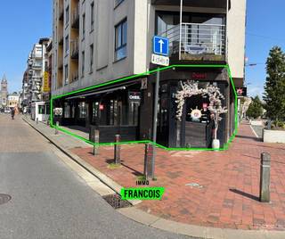 Deze uiterst ruime horecazaak met een oppervlakte op de begane vloer van maar liefst 226m² situeert zich centraal op de Markt te Blankenberge...