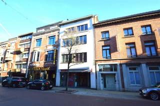 <p><span>Charmant duplex-appartement in het centrum van Dendermonde</span></p><p><span>Ontdek de charme van dit ideaal gelegen duplex appartement (3-de en 4de verdieping), gelegen in het hart van het centrum van Dendermonde, op wandelafstand van het station. </span></p><p><span>Met zijn gezellige sfeer, houten vloeren, overvloed aan natuurlijk licht en moderne voorzieningen is dit de perfecte plek om te wonen.</span></p><ul><li><span>Indeling op derde verdieping : ruime inkom met plaats voor bureau, z</span><span>eer gezellige lichrijke woonruimte met plankenvloer, aangrenzende berging, 1 grote slaapkamer, klein terras achteraan, toilet</span></li><li><span> </span></li><li><span>Op bovenliggend verdiep : 2de grote slaapkamer en ruime badkamer met ligbad (met natuurlijk zonlicht)</span></li><li><span> </span></li><li><span>Voorzieningen:</span><span> Aardgasverwarming voor comfortabele warmte | Fietsenbergplaats voor handige opslag<br /><br /></span></li></ul><p><span>Troeven : </span><span>Ideale ligging in het centrum | sfeervol en karaktervol duplex appartement | Modern comfort met behoud van authentieke elementen | Nabijheid van openbaar vervoer en voorzieningen</span><span> | gunstig EPC</span></p><p><span>Het gebouw is niet voorzien van een lift.</span></p><p><span> </span></p><p><span>Beschikbaar : 01/02</span></p><p><span> </span></p><p><span>Voor meer info bel 052/55 55 55 of via info@immotwins.be</span></p>