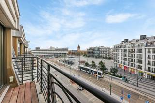 In de centraal gelegen Res. Palace II, vindt u dit lichtrijk appartement die prachtig zicht biedt naar het Stationssplein.U betreedt het appartement...