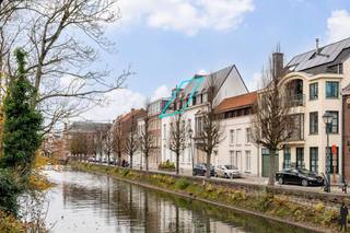 Unieke duplex met 3 slk en terras in historisch gebouw te centrum Lier. <br /><br />Algemeen:<br />- Riant duplex appartement<br />- Prachtig gelegen in het historisch centrum van Lier<br />- Op een boogscheut gelegen van winkels, horeca, cultuur en de markt<br />- Mooi gebouw met authentieke elementen<br />- Lift aanwezig in het gebouw<br />- Rustig terras achteraan<br />- Kelder aanwezig<br />- Maandelijkse gemeenschappelijke kosten ca. 120 euro<br />- Asbestveilig<br />- EPC score C<br /><br />Indeling:<br />Gelijkvloers:<br />- Inkomhal op parket met apart toilet<br />- Grote leefruimte op parket met tal van raampartijen en centraal een houthaard<br />- Terras achteraan<br />- Ruime keuken met berging<br />- Polyvalente ruimte/bureauruimte<br />- Aparte bureau/slaapkamer<br /><br />1e verdieping:<br />- Charmante master bedroom <br />- Badkamer met ligbad, dubbele lavabo en toilet<br />- 2e slaapkamer<br />- 2e badkamer met douche, lavabo en toilet<br />- Vide met bureau boven leefruimte<br />- Technische ruimte<br /><br />Kortom, het betreft een uniek en ruim appartement op een fantastische ligging in het centrum van Lier.<br /><br />Stedenbouwkundige info in aanvraag.