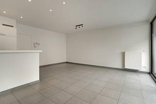 Dit instapklare 1-slaapkamer appartement met 2 terrassen bevindt zich op een toplocatie in het hart van Kortrijk. Het pand is gesitueerd in Residentie Morris (bouwjaar 2006) en werd recent opgewaardeerd tot een modern, fris en instapklaar appartement.<br /><br />Gelegen op het eerste verdiep, kent het appartement de volgende indeling:<br />- inkomhal met gastentoilet<br />- lichtrijke leefruimte met toegang tot het eerste terras<br />- keuken voorzien van frigo, oven, vaatwas en een keramische kookplaat<br />- praktische berging nabij de keuken<br />- badkamer met bad en douche<br />- ruime slaapkamer met toegang tot het tweede terras<br /><br />Het appartement is voorzien van een kelderberging en fietsenberging.<br /><br />Wenst u meer informatie of een bezoek? Neem snel contact op met Cléo Derekx +32(0)472183996!<br /><br />Bestuursmaatregelen in het maatregelenregister: nee