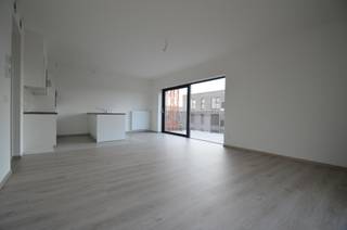BIJ INTERESSE GELIEVE UITSLUITEND TE REAGEREN VIA MIJN HUURPROFIEL = https://immogoffin.mijnhuurprofiel.be/property/c92f2837-6137-49da-9090-c97cfa23614c<br /><br /><br />Dit zeer degelijk en netjes verzorgd appartement is gelegen in de recente woonwijk Heuveldal, op de 2° verdieping, bereikbaar via lift. <br /><br /><br />Het appartement is kwaliteitsvol afgewerkt en wordt volledig instapklaar aangeboden, lamellen voor alle ramen, en verlichtingsarmaturen. De huurder kan zo inhuizen zonder hiervoor nog bijkomende hoge kosten te moeten maken. <br /><br />De indeling is als volgt: <br />Ruime inkom met ruimte voor vestiaire. Hall, woonkamer met open keuken met eiland, voorzien van alle nodige toestellen zoals kookvuur, combi-oven, frigo en vaatwasser. Ruim terras met ZW-oriëntatie en wijds uitzicht. Deze gunstige oriëntatie en de grote ramen in deze ruimte zorgen voor aangenaam veel lichtinval. Twee slaapkamers, badkamer met inloopdouche. Apart gastentoilet. Handige bergruimte met voorzieningen voor wasplaats<br />Standplaats in de kelderverdieping. Privékelderberging en gezamenlijke fietsenberging. <br />Rustige ligging in residentiële omgeving, maar toch vlakbij het centrum van Tongeren, goede verbinding met openbaar vervoer, station,... <br /><br />Pluspunten:<br />- smaakvolle en kwaliteitsvolle afwerking <br />- volledig instapklaar <br />- verlichtingsarmaturen inbegrepen<br />- lamellen inbegrepen voor alle ramen<br />- EPC 75,09 kWh/m2/jaar = zeer energiezuinig.<br />- ZW georiënteerd terras<br />- standplaats en kelderberging inbegrepen in de prijs<br /><br />BESCHIKBAAR VANAF 01.10.2026.