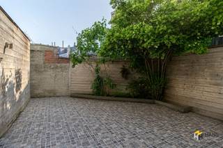 <p><span>Borsbeeksesteenweg 8 - Deurne</span></p><p><span> </span></p><p><span>Instapklare woning (110 m²) met 3 slaapkamers en buitenruimte (11 m²) in Deurne</span></p><p><span>Op de Borsbeeksesteenweg woon je op een boogscheut van het Boekenbergpark en geniet je van een vlotte verbinding met de wagen, het openbaar vervoer en het velo-deelsysteem. Een ideale combinatie van groen, comfort en bereikbaarheid.</span></p><p><span>De woning is doorheen de jaren zorgvuldig onderhouden en onderging verschillende vernieuwingen. Zo werd het dak vernieuwd en geïsoleerd in 2014, kreeg de keuken een update in 2015 en werd er een nieuwe badkamer geplaatst in 2020. Ook de riolering werd aangepakt, de elektriciteit is conform en de PVC-ramen aan de voorzijde zijn voorzien van rolluiken.</span></p><p><span>Je komt binnen in de aparte inkom-/traphal. Het gelijkvloers bestaat verder uit een lichtrijke leefruimte met open, ingerichte keuken, samen goed voor een oppervlakte van circa 40 m². Daarnaast is er een apart gastentoilet te vinden en een praktische berging onder de trap. Via een schuifdeur heb je toegang tot de gezellige, zuid-georiënteerde buitenruimte van 11 m².</span></p><p><span>Op de bovenverdieping bevinden zich drie slaapkamers van respectievelijk 8 m², 8 m² en 18 m². De vernieuwde badkamer van 5 m² beschikt over een inloopdouche en dubbele lavabo. Op de nachthal is bovendien nog een tweede, aparte wc voorzien.</span></p><p><span>Ben je op zoek naar een instapklare woning met 3 slaapkamers en een gezellige buitenruimte? Mis deze kans niet! Bewoonbare opp.110 m² – ref.: bruto vloeropp. Voor meer info of een gratis schatting surf naar </span><span><span>www.hansimmo.be</span></span></p><p><span> </span></p>
