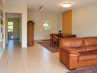 Planifiez votre visite via www.polares.eu<br /><br />Au rez-de-chaussée de cette résidence à taille humaine, vous trouverez cet appartement situé dans un emplacement de choix, en plein centre de Herent.<br /><br />Vous entrez dans un hall d’entrée, équipé d’un toilette séparé. Celui-ci vous mène vers le séjour ouvert, baigné de lumière grâce aux nombreuses fenêtres. La cuisine entièrement équipée se trouve attenante. La buanderie avec une réserve attenante sont situées à côté de la cuisine. La terrasse privative et le jardin sont accessibles depuis le séjour, vous offrant ainsi beaucoup d’intimité et de luminosité.<br /><br />L’appartement dispose également de deux grandes chambres, accessibles via un dressing pratique. Vous y trouverez aussi une salle de bains avec toilette, double lavabo et baignoire, ainsi qu’une douche séparée.<br /><br />Votre voiture peut être facilement garée sous le carport privé. L’appartement est également équipé d’une buanderie fonctionnelle et d’une climatisation pour votre confort.<br /><br />L’emplacement est idéal : toutes les commodités importantes, telles que la boulangerie, la pharmacie et les écoles, sont accessibles à pied. Les navetteurs profitent de la proximité de la gare et des excellentes connexions vers Louvain, Malines et Bruxelles via l’E314 et la chaussée de Malines.<br /><br />Cet appartement clé en main allie espace, lumière et emplacement de premier ordre — le lieu de vie idéal à Herent pour ceux qui apprécient confort et accessibilité.