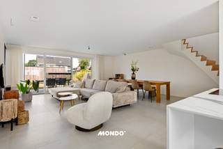 Bent u op zoek naar een instapklare, energiezuinige gezinswoning waar comfort, ruimte en een rustige ligging hand in hand gaan? <br />Dan is deze recente nieuwbouwwoning (2024), gelegen in een rustige en kindvriendelijke woonwijk in Tisselt, precies wat u zoekt.<br /><br />De woning bevindt zich in de doodlopende straat Oude Molen, een aangename omgeving met voornamelijk lokaal verkeer. Hier geniet u dagelijks van rust en privacy, terwijl scholen, winkels, openbaar vervoer en de verbindingswegen naar Mechelen, Willebroek, Antwerpen en Brussel zich op korte afstand bevinden.<br /><br />Daarnaast profiteert u van alle voordelen die een recente nieuwbouwwoning te bieden heeft. Dankzij de uitstekende isolatie, de warmtepomp, zonnepanelen en airconditioning woont u niet alleen uiterst comfortabel, maar geniet u ook van een bijzonder laag energieverbruik en een lagere energiefactuur. Bovendien voldoet de woning aan de hedendaagse normen, waardoor u jarenlang zorgeloos kunt wonen zonder renovatieverplichtingen.<br /><br />Indeling<br />Bij het betreden van de woning komt u terecht in de inkomhal met gastentoilet. Van hieruit bereikt u de lichtrijke leefruimte met een gezellige zithoek en ruime eetplaats. <br />De moderne, volledig uitgeruste keuken is voorzien van alle hedendaagse toestellen en vormt samen met de leefruimte het hart van de woning.<br />De garage is momenteel praktisch ingericht als berging en wasplaats, wat zorgt voor extra opbergruimte en gebruiksgemak.<br />Via het grote schuifraam heeft u rechtstreeks toegang tot het ruime terras en de onderhoudsvriendelijke, zonnige tuin. Achteraan bevindt zich een tuinhuis dat ideaal is voor het opbergen van fietsen, tuinmateriaal of andere spullen.<br /><br />Op de eerste verdieping bevinden zich de nachthal, drie slaapkamers, een apart toilet en een stijlvolle badkamer uitgerust met een dubbele lavabo, een inloopdouche en een ligbad.<br /><br />Interesse in deze moderne en energiezuinige gezinswoning? Neem vandaag nog contact met ons op voor meer informatie of een bezoek ter plaatse.<br />Gino Haeck<br />gino@mondovastgoed.be<br />0491/10.27.33