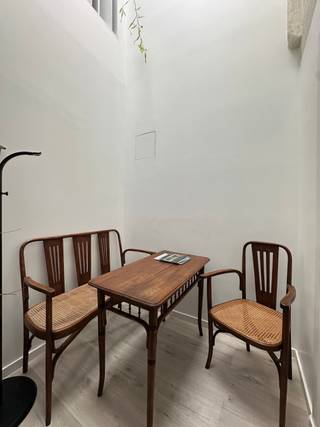 <p>Quares - TREVI Groep presenteert :<br />Ruim en lichtrijk gemeubeld triplex appartement in het historische hart van Antwerpen.<br /><br />Ontdek dit prachtig gerenoveerde en volledig gemeubelde triplex appartement, gelegen in een rustige straat midden in het historische centrum van Antwerpen. Hier geniet u van een unieke combinatie van absolute rust en een uiterst centrale ligging, op wandelafstand van alles wat de stad te bieden heeft.<br /><br />Via de trap bereikt u de eerste verdieping, waar een ruime inkomhal u verwelkomt. Aansluitend bevindt zich de royale eetruimte met open, volledig geïnstalleerde keuken, uitgerust met vaatwasser, koelkast met diepvries, oven en kookplaat. Dankzij de hoge plafonds en grote raampartijen baadt deze verdieping in natuurlijk licht, wat het gevoel van ruimte nog versterkt.<br /><br />Op de tweede verdieping bevindt zich de bijzonder aangename en lichtrijke woonkamer, evenals een apart toilet en een comfortabele badkamer met twee wastafels, bad en douche. Hier zijn ook een wasmachine en droogkast van Bosch diskreet weggeborgen.<br /><br />De derde verdieping herbergt een gezellige slaapkamer van 15 m², die dankzij de indeling en het doorlopende karakter van het triplex een aangenaam en ruimtelijk gevoel biedt.<br /><br />Dit appartement onderscheidt zich door zijn genereuze volumes, hoge plafonds en overvloedige lichtinval, wat zorgt voor een open en luchtige woonbeleving.<br /><br />Gelegen in de geliefde Modebuurt, bevindt u zich op enkele stappen van de Groenplaats, de Meir en de Grote Markt, met tal van restaurants, cafés en winkels in de directe omgeving — en toch in een verrassend rustige straat.<br /><br />Een ideale woonplek voor wie comfortabel en stijlvol wil wonen in het bruisende centrum, zonder in te boeten aan rust en ruimte.<br /><br />Lasten: 200 €/maand voor water, gas en elektriciteit</p>