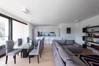 Schitterend appartement van 136 m² gelegen aan de Woluwelaan, in een eigentijds en kwalitatief hoogstaand gebouw in Sint-Lambrechts-Woluwe, in een groene omgeving tegenover het Malou-park.<br />De woning omvat een inkomhal met ingebouwde kasten, een ruime lichtrijke woonkamer met toegang tot een terras van 17 m², een ingerichte keuken met bijkeuken en wasruimte, twee slaapkamers waaronder een ouderslaapkamer met dressing van 25 m², en twee badkamers. Verzorgde afwerking, uitstekende thermische en akoestische isolatie.<br />EPC A – elektrisch conform – dubbele ventilatie – individuele condensatieketel. Vrij bij akte.<br />Ideaal gelegen in een groene omgeving met zicht op het Kasteel Malou en het Sint-Lambrechtspark, op korte afstand van de luchthaven van Brussel, Rob, het Woluwe Shopping Center, sportclub Aspria Royal La Rasante en de Klinieken Sint-Luc, uitstekend bediend door het openbaar vervoer (tram 8, bus 28, metro Roodebeek).<br />Gegarandeerde liefde op het eerste gezicht!