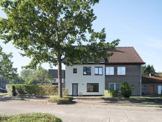 In de gegeerde Tuinwijk Jan Verhaegen in Merelbeke bevindt zich deze instapklare 3-gevelwoning, waar rust, licht en hedendaags wooncomfort mooi samenkomen.<br /><br />De woning werd grondig en kwalitatief gerenoveerd, met bijzondere aandacht voor energiezuinigheid. Met een EPC-label A en een energievraag van slechts 5 kWh/m²/jaar geniet u hier van bijzonder lage energiekosten. Een warmtepomp, vloerverwarming, zonnepanelen, doorgedreven isolatie en vernieuwde technieken zorgen voor duurzaam en comfortabel wonen.<br /><br />Dankzij de drie gevels geniet het interieur van veel natuurlijke lichtinval en een aangenaam ruimtelijk gevoel. De verzorgde afwerking maakt de woning volledig instapklaar.<br /><br />Buiten vormt de tuin rondom de woning een groene plek met veel privacy en verschillende mogelijkheden om van zon en rust te genieten. De lange oprit biedt bovendien plaats aan meerdere wagens.<br /><br />De rustige, kindvriendelijke ligging combineert groen wonen met een vlotte bereikbaarheid richting Gent. Winkels, scholen, sportfaciliteiten en openbaar vervoer bevinden zich in de nabijheid.<br /><br />Een bijzonder complete woning voor wie energiezuinig, comfortabel en rustig wil wonen nabij Gent.