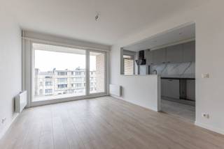 Bent u op zoek naar een modern gerenoveerd appartement met 1 slaapkamer in Deurne? Dan is dit appartement op de eerste verdieping (met lift) met twee balkons precies wat u zoekt!<br /><br />Indeling: <br />U betreedt het appartement via de centrale inkomhal die vooraan toegang geeft tot de lichtrijke en gezellige woonkamer met ruim overdekt balkon en open keuken. <br />De splinternieuwe keuken met compact balkon is voorzien van oven, inductiekookplaat, vaatwasser, dampkap, koelkast, diepvries en aansluiting voor een wasmachine. <br />Daarnaast beschikt het appartement over een rustig gelegen slaapkamer achteraan, alsook over een strakke badkamer met douche, wastafel en toilet. <br />Tot slot beschikt het appartement ook nog over een privatieve kelderberging.<br /><br />Gemeenschappelijke kosten: €125/maand (provisie minuterie, onderhoud, lift, privatief waterverbruik en blokpolis) <br /><br />Pluspunten: <br />- AAA-locatie: nabij openbaar vervoer, winkels, invalswegen, groen, ... <br />- Volledig gerenoveerd met nieuwe keuken en nieuwe badkamer<br />- Buitenruimte <br />- Kelderberging inbegrepen<br />- Beschikbaarheid bij akte<br /><br />Voor meer informatie kan u steeds contact opnemen met One vastgoed!