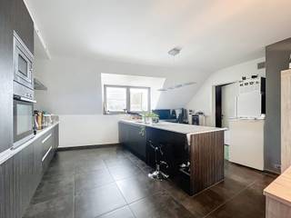 <strong><span>Prachtig duplexappartement met 2 SLPK, Terras & Staanplaats!</span></strong><br /><br />In de Gaston de Schepperstraat 10 te Erembodegem bevindt zich dit <strong>prachtig modern duplexappartement</strong>, ideaal gelegen in het hart van de gemeente. Hier woont u op wandelafstand van openbaar vervoer, winkels en andere dagelijkse voorzieningen, waardoor comfort en bereikbaarheid hand in hand gaan!<br /><br />Bij het betreden van het appartement, via <strong>een aparte inkomhal met gastentoilet</strong>, valt meteen de <strong>lichtrijke en ruime leefruimte</strong> op. Dankzij de <strong>grote raampartijen</strong> geniet u hier van <strong>een aangename natuurlijke lichtinval</strong>, wat zorgt voor een warme en uitnodigende sfeer. De <strong>open keuken </strong>sluit naadloos aan op de living en vormt het centrale punt van de woning. Deze <strong>moderne keuken</strong> is uitgerust met een stijlvol keukeneiland, wat niet alleen extra werk- en opbergruimte biedt, maar ook de ideale plek is om gezellig samen te komen met familie of vrienden.<br /><br />Het appartement beschikt op de verdieping over <strong>twee volwaardige slaapkamers</strong> die perfect kunnen dienen als hoofdslaapkamer, kinderkamer, bureau of hobbyruimte. De badkamer is praktisch en hedendaags ingericht met een <strong>douche, toilet en lavabo</strong> én biedt alles wat u nodig heeft voor uw dagelijks comfort. <br /><br />Daarnaast is er <strong>een aparte bergruimte </strong>aanwezig, wat zorgt voor extra opbergmogelijkheden en een opgeruimde leefomgeving.<br /><br />Een absolute troef van dit appartement is <strong>het</strong> <strong>zeer ruime zonneterras</strong>. Hier kan u in alle rust genieten van de buitenlucht, ontspannen na een drukke werkdag of gezellig tafelen tijdens de warmere maanden. Bovendien is er <strong>een staanplaats inbegrepen in de prijs</strong>, wat een belangrijke meerwaarde biedt en het parkeerprobleem volledig wegneemt.<br /><br />Voor meer info en/of een bezoek, contacteer uw vastgoedkantoor KURTIMMO via 0476/076993 OF info@kurtimmo.be!