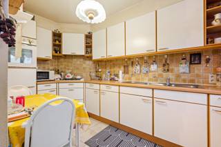 <p>Dit appartement bevindt zich op de tweede verdieping en beschikt over twee slaapkamers.</p>
<p>De woonkamer met eethoek sluit aan op een aparte, volledig ingerichte keuken. Vanuit de nachthal is er toegang tot een afzonderlijke toiletruimte en een badkamer die is uitgerust met een ligbad en een meubel. Aan de achterzijde van het appartement bevinden zich de twee slaapkamers, die beide uitgeven op het terras. De ramen van de slaapkamers zijn voorzien van rolluiken.<br /><br />Een autostaanplaats in het ondergrondse complex is verplicht bij aan te kopen voor € 14.500,00.<br /><br /><span>Extra info: Autoplaats verplicht mee aan te kopen voor € 14.500,00 I gelegen binnen de stadskern I EPC ( 309 kWh/ (m² jaar) label D I infoplicht: vergunning, bufferzone, geen verkavelingsvergunning, geen voorkooprecht, geen rechterlijke herstelmaatregel of bestuurlijke maatregel opgelegd I watertoets: P-score: C I </span><span>G-score: C.</span></p>