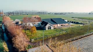 Buitengewone hoeve met multifunctioneel karakter op 16.591m². Deze unieke eigendom omvat naast het, kwalitatief hoogstaand, gerenoveerde woonhuis...