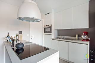 <p><span>Dit gelijkvloers appartement is gelegen in een rustige woonomgeving in Vilvoorde, met een vlotte verbinding naar de Ring en in de nabijheid van winkels, openbaar vervoer en andere voorzieningen. Het gebouw werd opgericht in 2016 en voldoet aan alle hedendaagse normen. Bovendien beschikt het appartement over een gunstig EPC-attest met label B. Bij het betreden van het appartement komt u binnen in een inkomhal met ingebouwde kasten. De lichtrijke leefruimte sluit naadloos aan op de volledig uitgeruste open keuken en biedt toegang tot een praktische berging. Vanuit de leefruimte bereikt u het aangename terras met tuin, ideaal om van de buitenruimte te genieten. Het appartement beschikt over een bureauruimte, die eveneens kan dienen als dressing of logeerkamer, een volwaardige slaapkamer, een badkamer en een apart toilet. Daarnaast zijn een privatieve kelderberging en een autostaanplaats met laadpaal inbegrepen. Dankzij de volledig gelijkvloerse toegang is het appartement bijzonder comfortabel en toegankelijk. Gemeenschappelijke lasten: €75 / maand.</span></p>