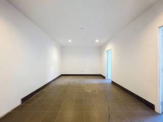 Op een strategische locatie in Gentbrugge, langs de Wazenaarstraat, bieden wij deze functionele loods / magazijn met bovenliggende kantoren te...